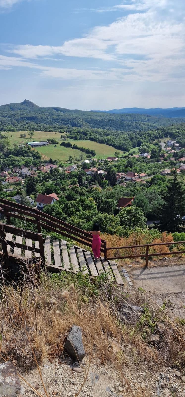 Výhľad zo Šomošky na obec Somoskő v Maďarsku